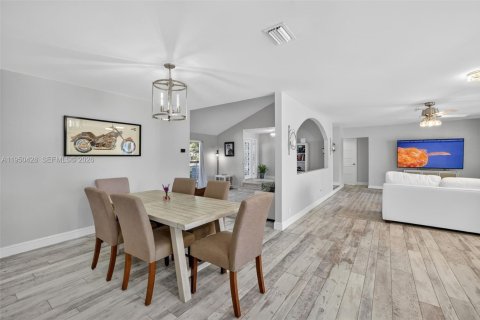 House in Plantation, Florida 3 bedrooms, 196.21 sq.m. № 2007159 - photo 14