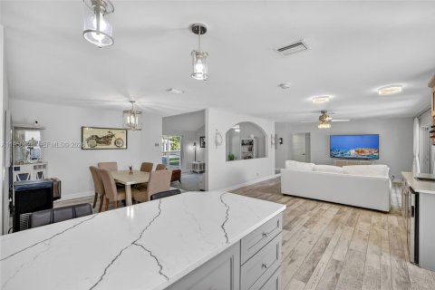 House in Plantation, Florida 3 bedrooms, 196.21 sq.m. № 2007159 - photo 26