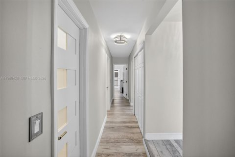 House in Plantation, Florida 3 bedrooms, 196.21 sq.m. № 2007159 - photo 29