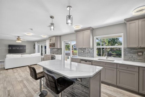 House in Plantation, Florida 3 bedrooms, 196.21 sq.m. № 2007159 - photo 24