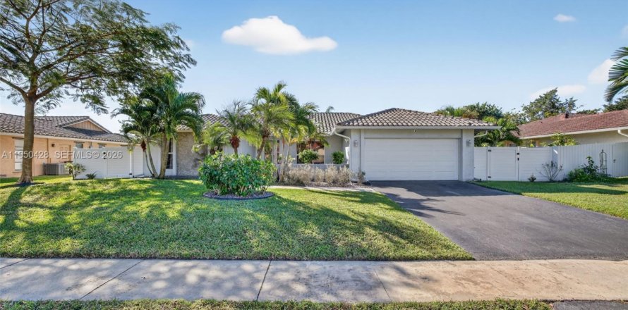 House in Plantation, Florida 3 bedrooms, 196.21 sq.m. № 2007159