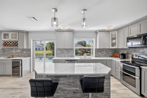 House in Plantation, Florida 3 bedrooms, 196.21 sq.m. № 2007159 - photo 19