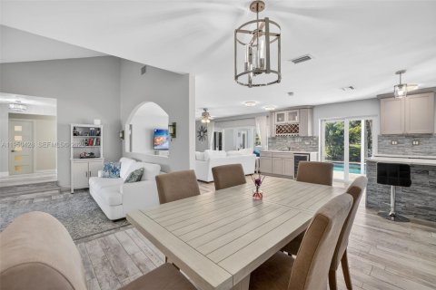 House in Plantation, Florida 3 bedrooms, 196.21 sq.m. № 2007159 - photo 12