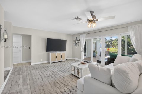 House in Plantation, Florida 3 bedrooms, 196.21 sq.m. № 2007159 - photo 18