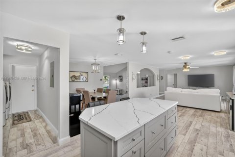 House in Plantation, Florida 3 bedrooms, 196.21 sq.m. № 2007159 - photo 25