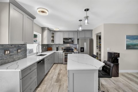 House in Plantation, Florida 3 bedrooms, 196.21 sq.m. № 2007159 - photo 22