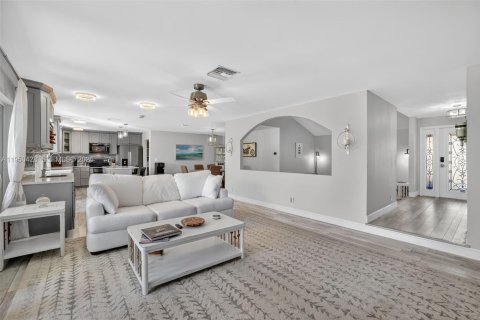 House in Plantation, Florida 3 bedrooms, 196.21 sq.m. № 2007159 - photo 17