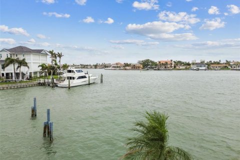 Casa en venta en Treasure Island, Florida, 4 dormitorios, 438.13 m2 № 1725792 - foto 14