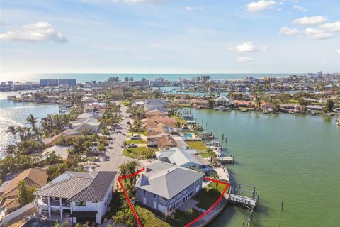 Casa en venta en Treasure Island, Florida, 4 dormitorios, 438.13 m2 № 1725792 - foto 2
