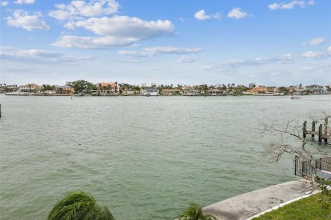 Casa en venta en Treasure Island, Florida, 4 dormitorios, 438.13 m2 № 1725792 - foto 15
