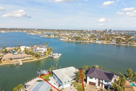 Casa en venta en Treasure Island, Florida, 4 dormitorios, 438.13 m2 № 1725792 - foto 3