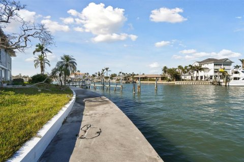 Casa en venta en Treasure Island, Florida, 4 dormitorios, 438.13 m2 № 1725792 - foto 10