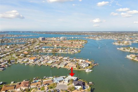 Casa en venta en Treasure Island, Florida, 4 dormitorios, 438.13 m2 № 1725792 - foto 5