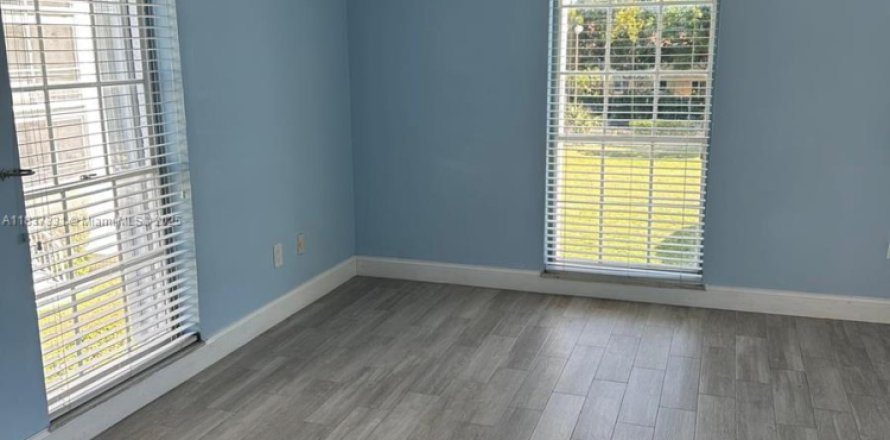 Кондоминиум с 2 спальнями в Пемброк-Пайнс, Флорида № 1939351