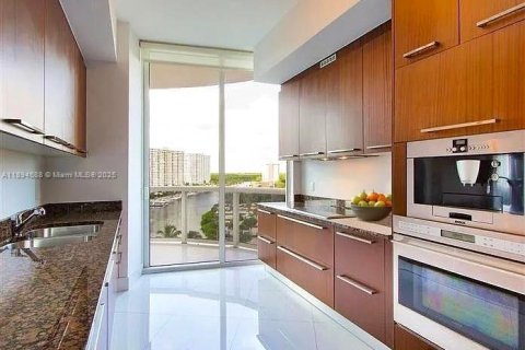 Condominio en alquiler en Sunny Isles Beach, Florida, 2 dormitorios, 133.31 m2 № 1947158 - foto 1