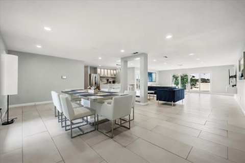 House in Orlando, Florida 5 bedrooms, 240.52 sq.m. № 1769503 - photo 7