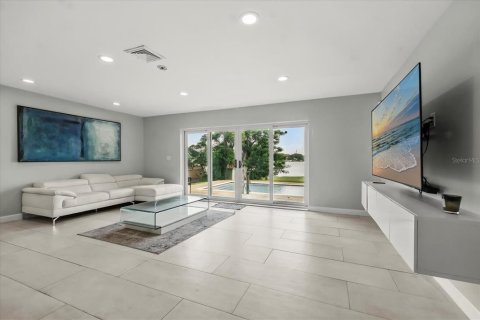 House in Orlando, Florida 5 bedrooms, 240.52 sq.m. № 1769503 - photo 5