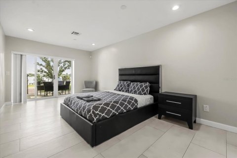 House in Orlando, Florida 5 bedrooms, 240.52 sq.m. № 1769503 - photo 17