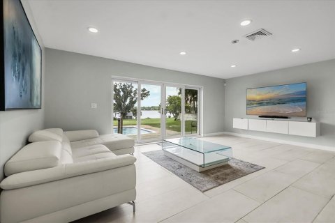 House in Orlando, Florida 5 bedrooms, 240.52 sq.m. № 1769503 - photo 6