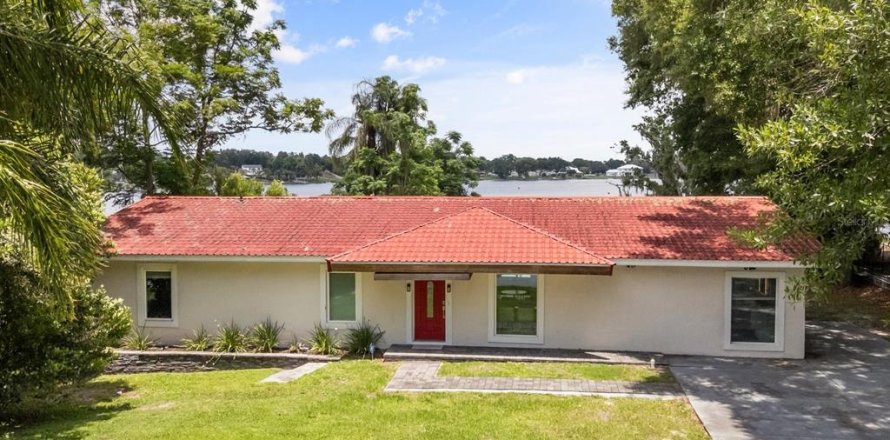 House in Orlando, Florida 5 bedrooms, 240.52 sq.m. № 1769503