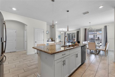 House in Davenport, Florida 6 bedrooms, 305.74 sq.m. № 2122524 - photo 7