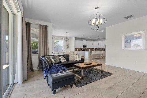 House in Davenport, Florida 6 bedrooms, 305.74 sq.m. № 2122524 - photo 5