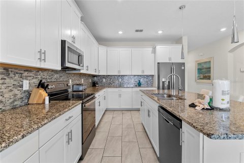 House in Davenport, Florida 6 bedrooms, 305.74 sq.m. № 2122524 - photo 8