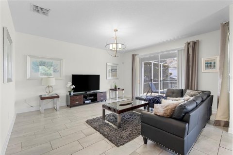 House in Davenport, Florida 6 bedrooms, 305.74 sq.m. № 2122524 - photo 3