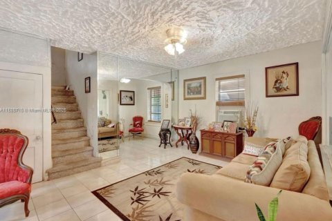 House in Miami, Florida 3 bedrooms, 138.8 sq.m. № 1820190 - photo 3
