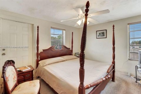 House in Miami, Florida 3 bedrooms, 138.8 sq.m. № 1820190 - photo 6