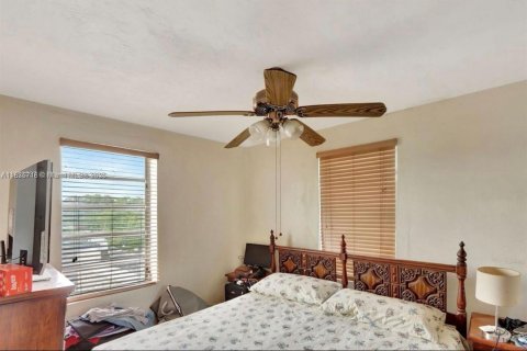 House in Miami, Florida 3 bedrooms, 138.8 sq.m. № 1820190 - photo 7
