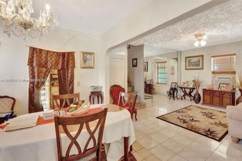 House in Miami, Florida 3 bedrooms, 138.8 sq.m. № 1820190 - photo 4