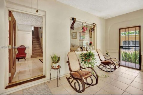 House in Miami, Florida 3 bedrooms, 138.8 sq.m. № 1820190 - photo 2