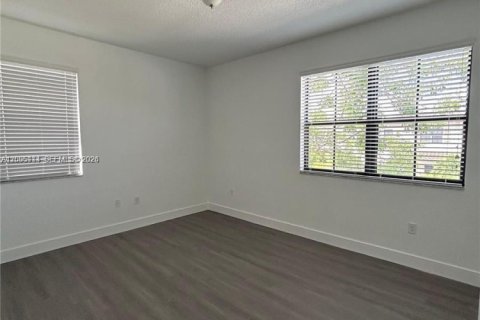 Villa ou maison à louer à Hialeah, Floride: 5 chambres, 226.31 m2 № 2388052 - photo 13