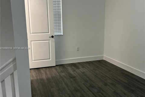 Villa ou maison à louer à Hialeah, Floride: 5 chambres, 226.31 m2 № 2388052 - photo 18