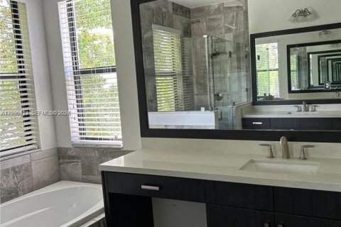 Villa ou maison à louer à Hialeah, Floride: 5 chambres, 226.31 m2 № 2388052 - photo 12