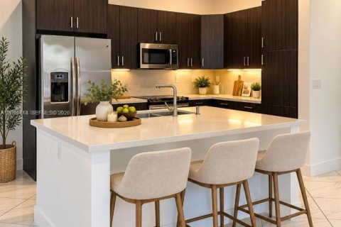 Villa ou maison à louer à Hialeah, Floride: 5 chambres, 226.31 m2 № 2388052 - photo 4