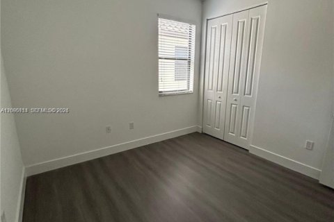 Villa ou maison à louer à Hialeah, Floride: 5 chambres, 226.31 m2 № 2388052 - photo 16