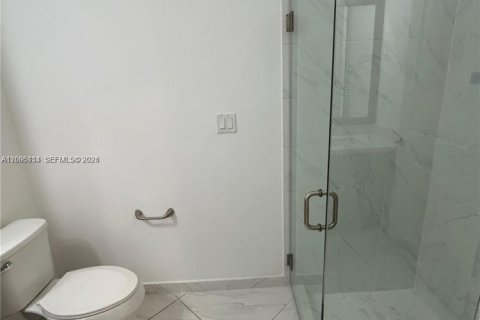 Villa ou maison à louer à Hialeah, Floride: 5 chambres, 226.31 m2 № 2388052 - photo 8