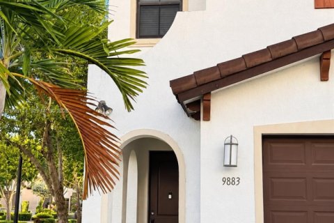 Villa ou maison à louer à Hialeah, Floride: 5 chambres, 226.31 m2 № 2388052 - photo 2