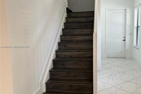 Villa ou maison à louer à Hialeah, Floride: 5 chambres, 226.31 m2 № 2388052 - photo 6