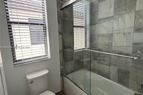 Villa ou maison à louer à Hialeah, Floride: 5 chambres, 226.31 m2 № 2388052 - photo 10