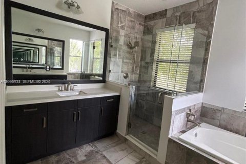Villa ou maison à louer à Hialeah, Floride: 5 chambres, 226.31 m2 № 2388052 - photo 11