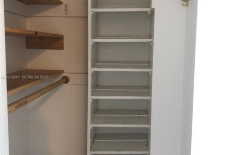 Condominio en alquiler en Miami, Florida, 2 dormitorios, 122.35 m2 № 1996562 - foto 24