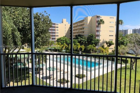 Condominio en alquiler en Miami, Florida, 2 dormitorios, 122.35 m2 № 1996562 - foto 2