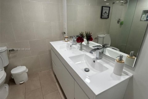 Condominio en alquiler en Miami, Florida, 2 dormitorios, 122.35 m2 № 1996562 - foto 17