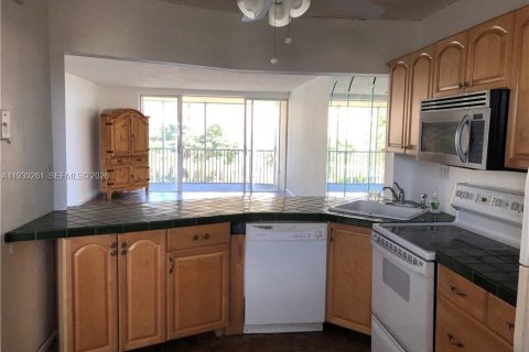 Condominio en alquiler en Miami, Florida, 2 dormitorios, 122.35 m2 № 1996562 - foto 10