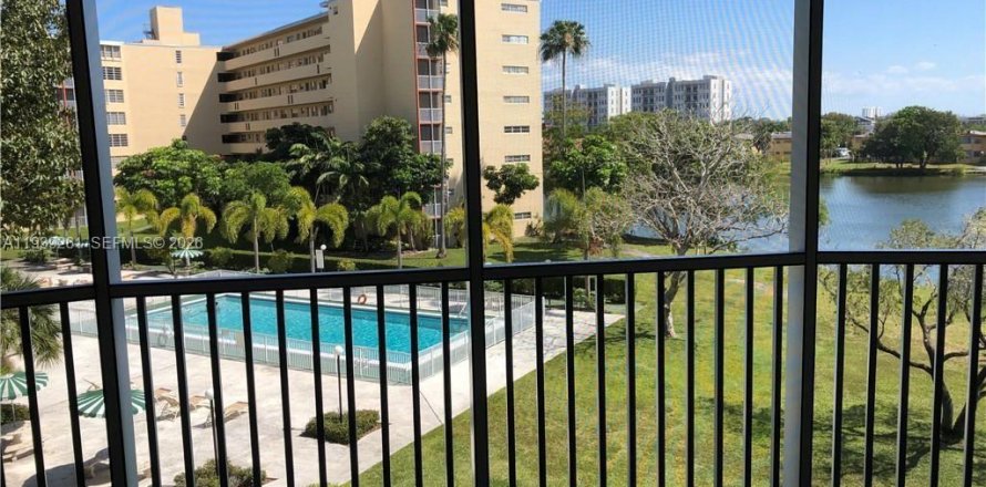 Condominio en Miami, Florida, 2 dormitorios  № 1996562