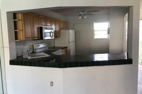 Condominio en alquiler en Miami, Florida, 2 dormitorios, 122.35 m2 № 1996562 - foto 9