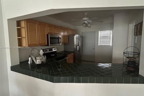 Condominio en alquiler en Miami, Florida, 2 dormitorios, 122.35 m2 № 1996562 - foto 13